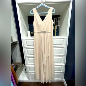 Jessica Howard formal size 10 light pink flow dress with pearl medallion classy